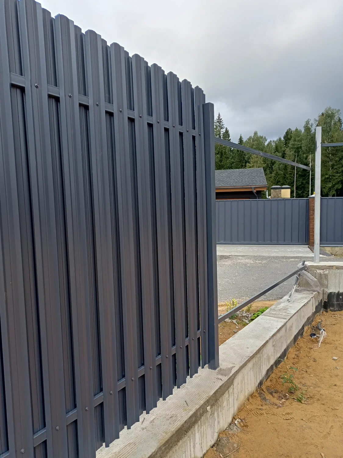 Установка забора из евроштакетника Установка забора из евроштакетника