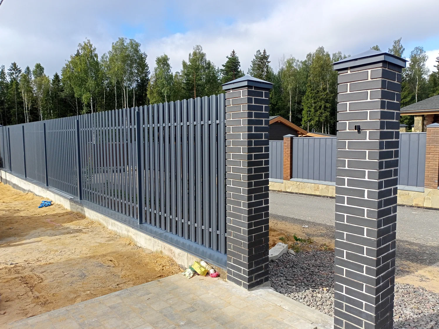 Установка забора из евроштакетника Установка забора из евроштакетника