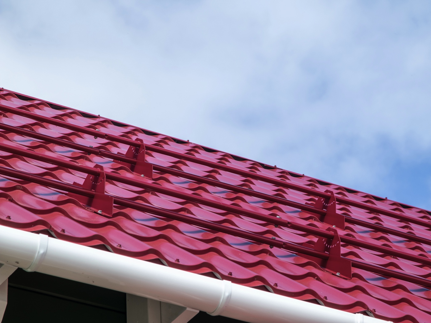 Металлочерепица Металл-Профиль Монтеррей 0,45 Полиэстер RAL 3005 Красное вино ПрофЛайн, купить Металлочерепица Металл-Профиль Монтеррей 0,45 Полиэстер RAL 3005 Красное вино в ПрофЛайн