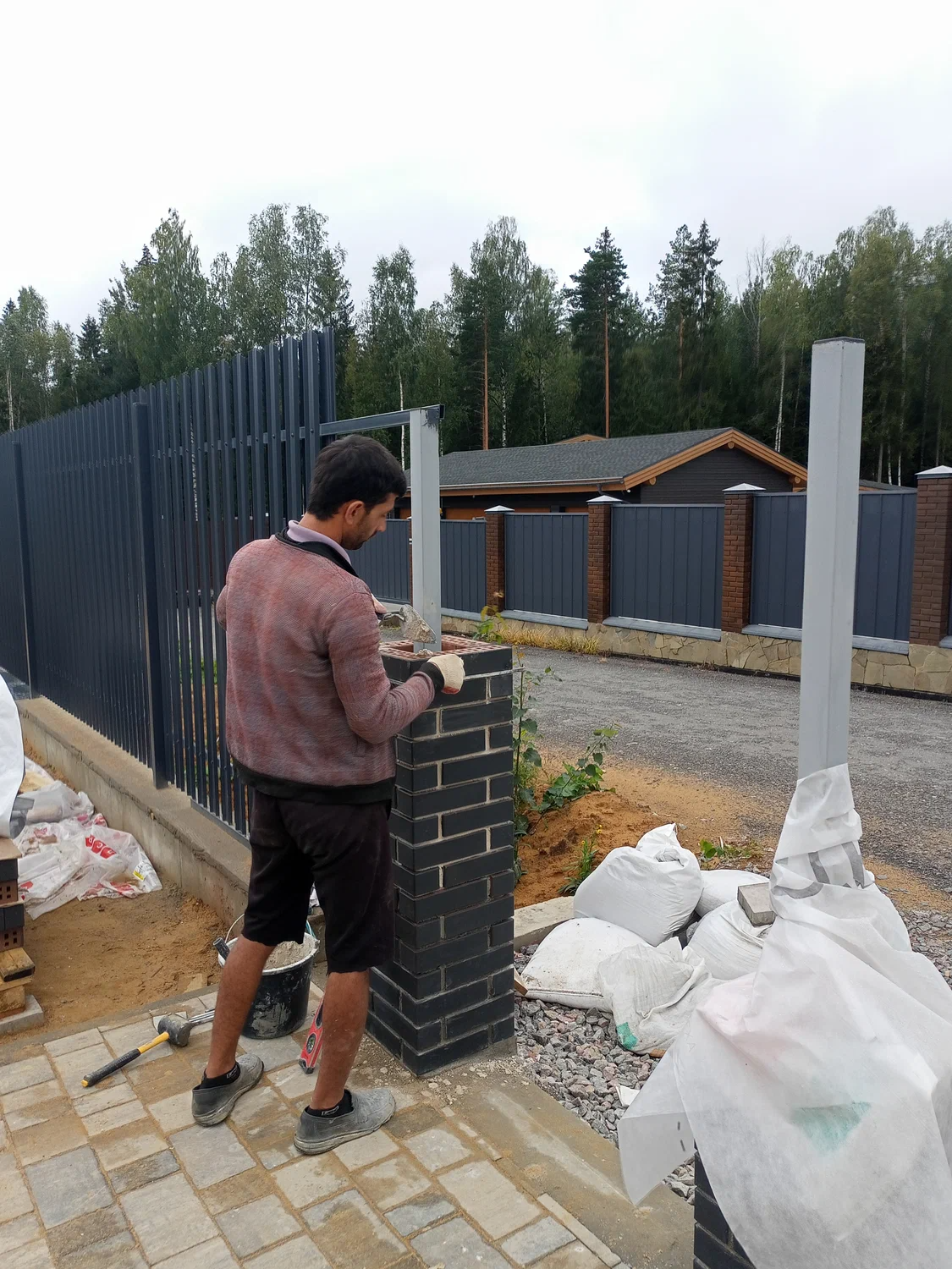 Установка забора из евроштакетника Установка забора из евроштакетника