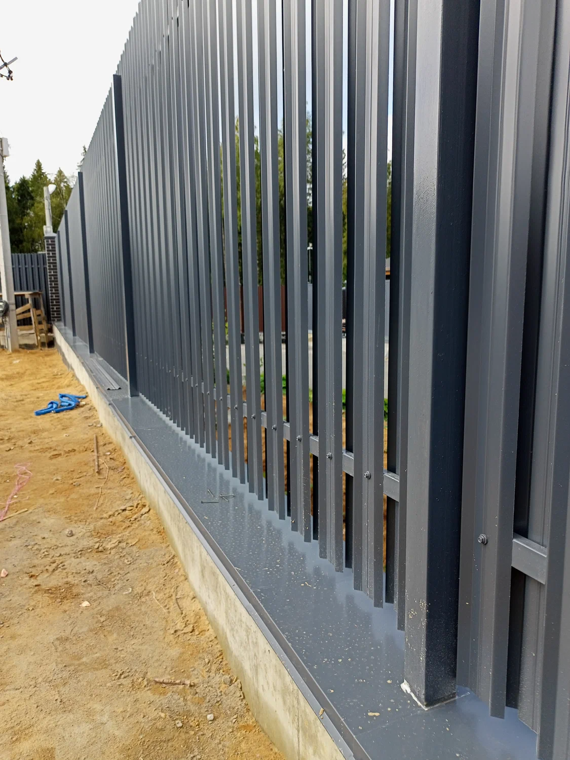 Установка забора из евроштакетника Установка забора из евроштакетника