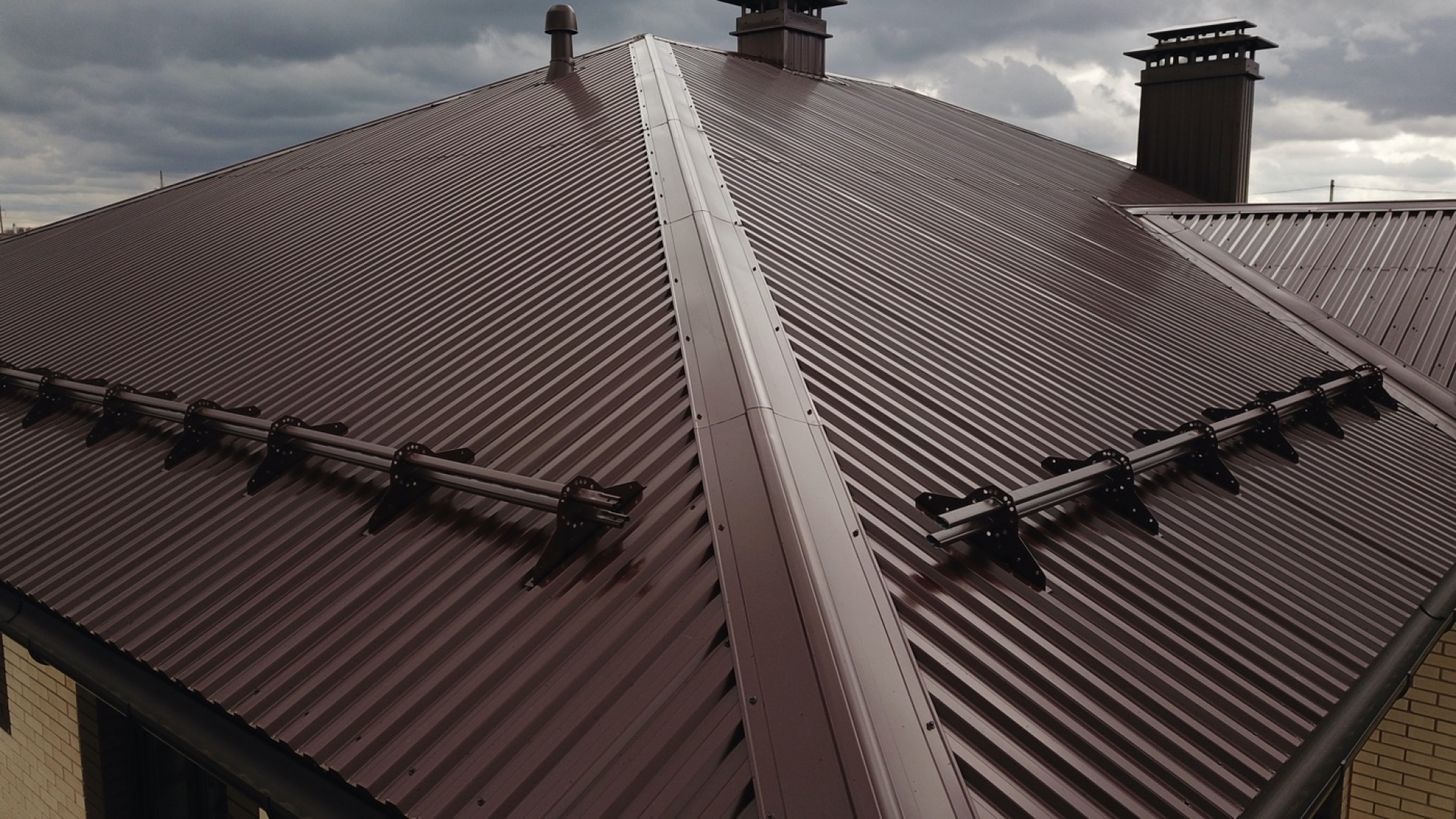 Кровля. Фото домов с кровельным профнастилом Кровля. Фото домов с кровельным профнастилом